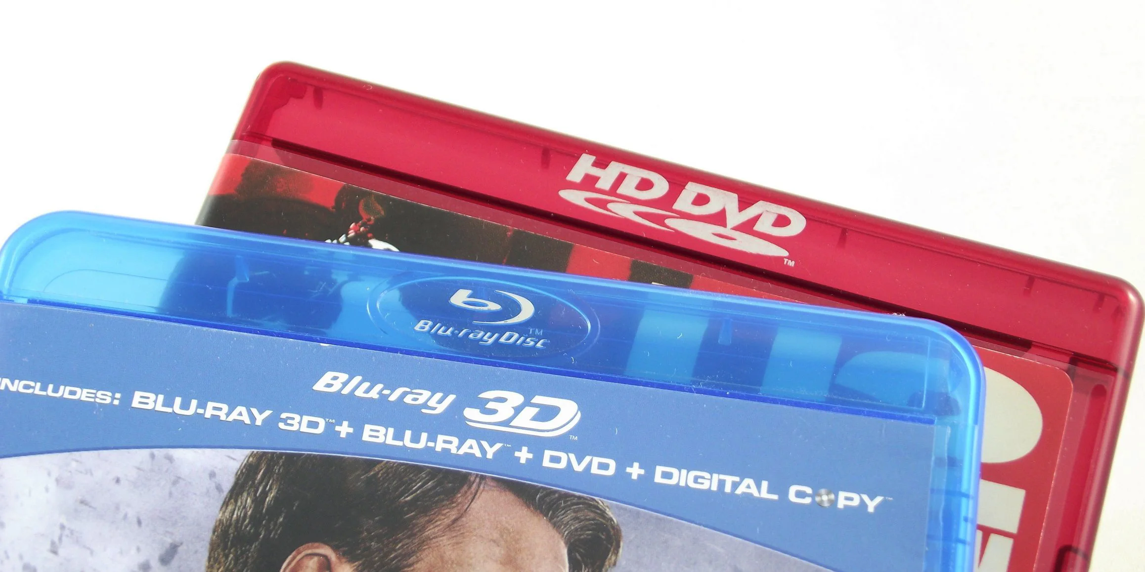 Blu-ray ve HD DVD disk kutuları yan yana