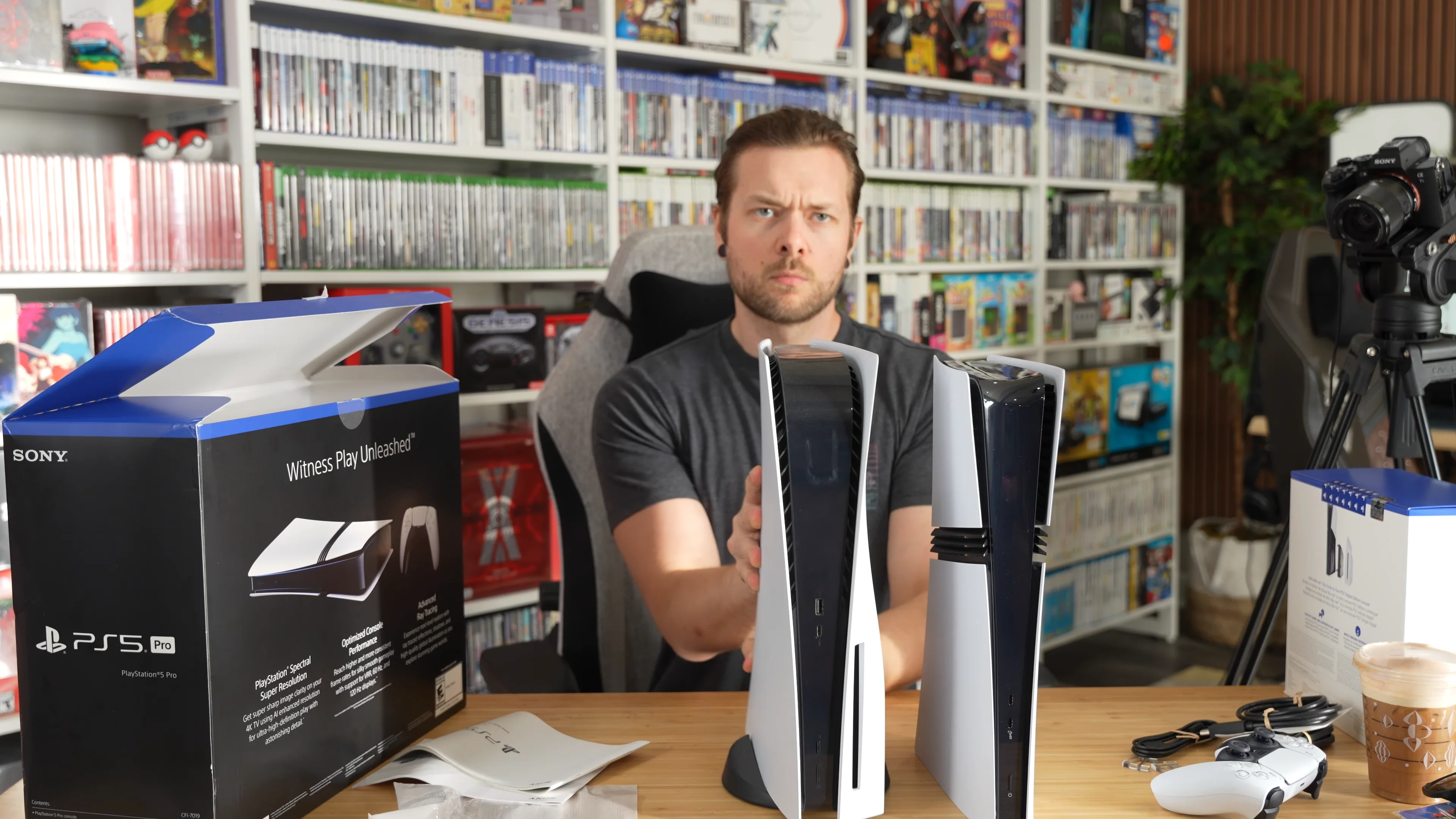 Standart PlayStation 5 ile PlayStation 5 Pro'nun boyut karşılaştırması