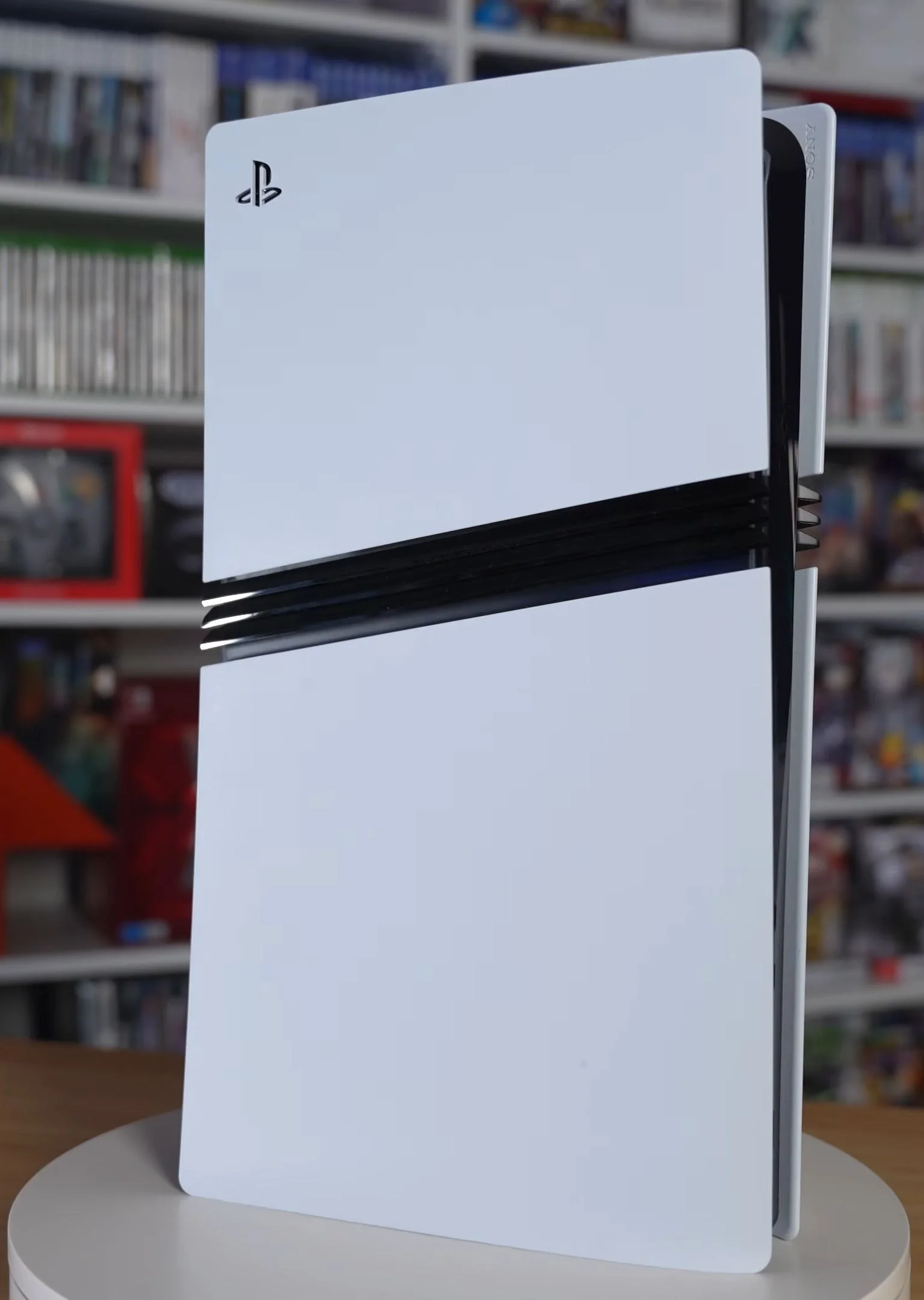 Disk sürücüsü takılı olmayan PlayStation 5 Pro konsolu