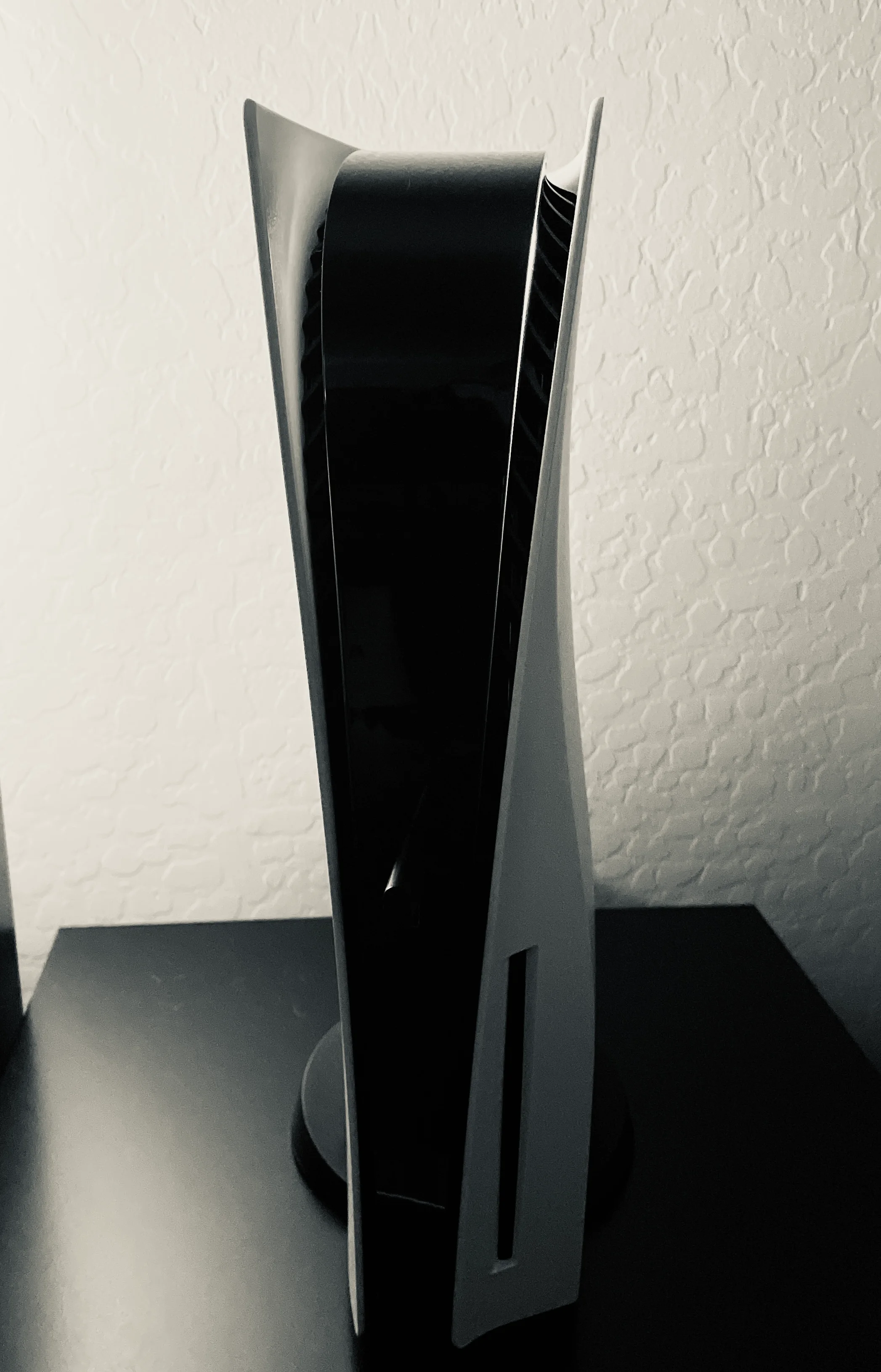 Beyaz gövdeli standart PlayStation 5 konsolu yandan görünüm