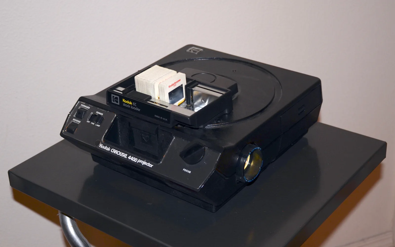 Slayt Makinesi (Kodak Carousel, 1961) — Aile Albümünün Karanlık Oda Seansı
