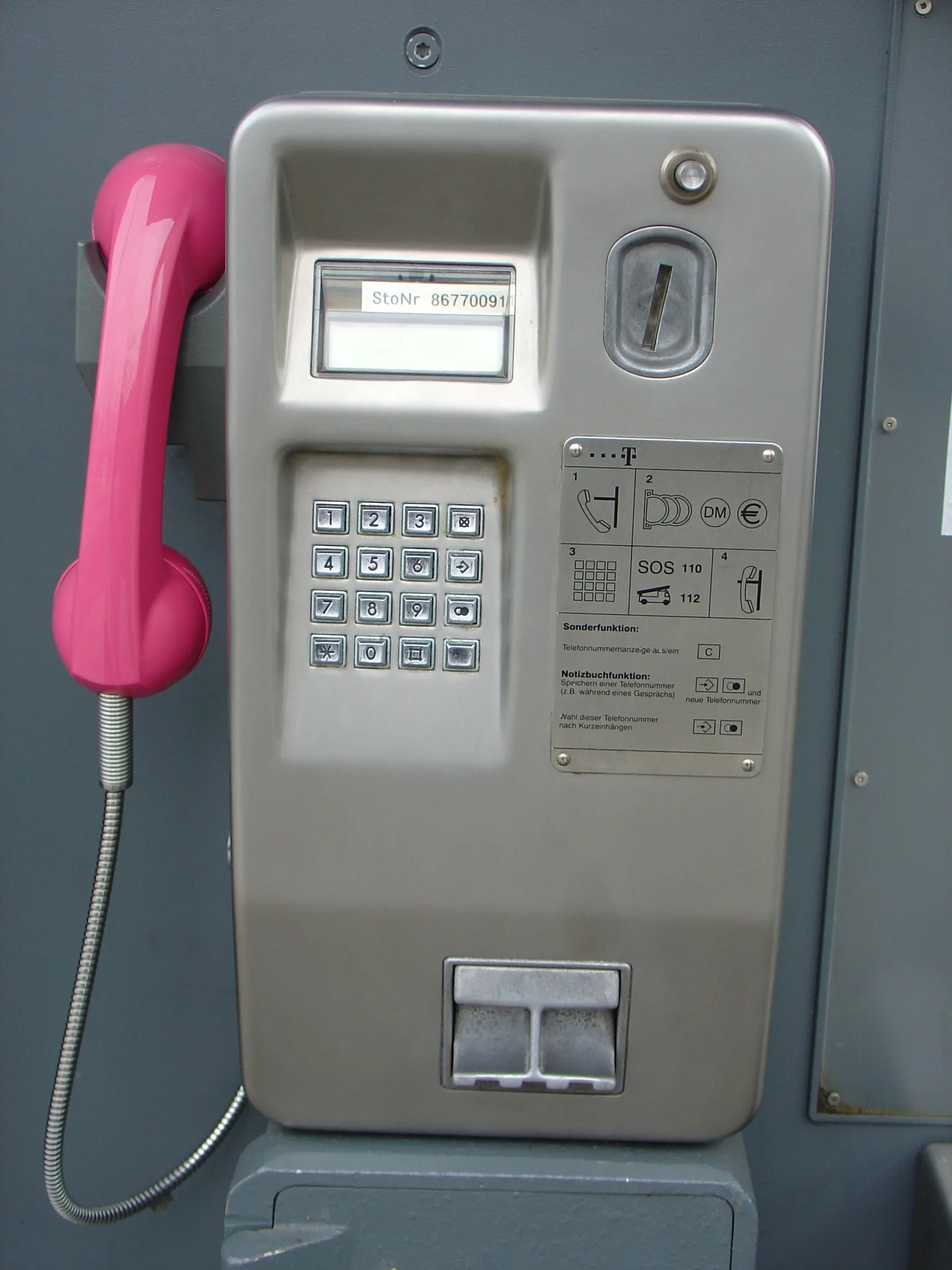 Telefon Kulübesi / Ankesörlü Telefon — Şehrin Her Köşesindeki İletişim Noktası