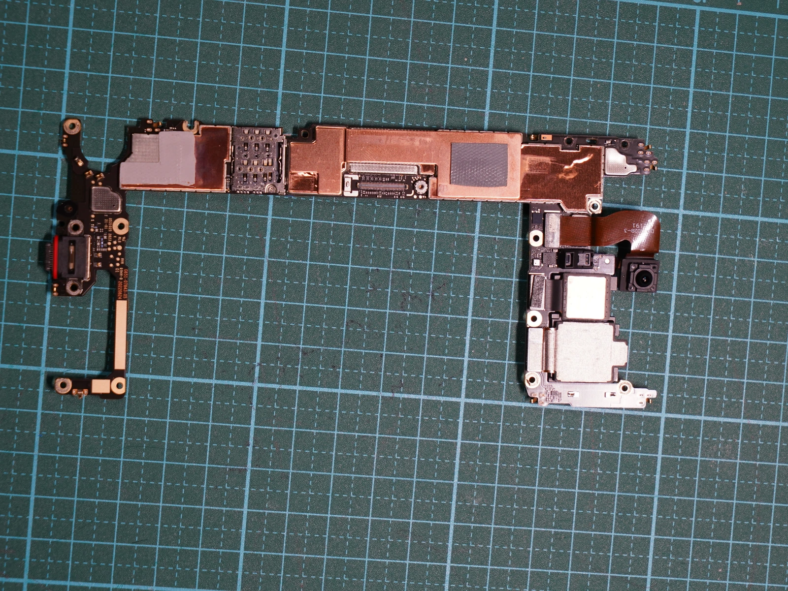 Google Pixel 7a telefonunun ana kartı ve üzerindeki Tensor işlemcisi